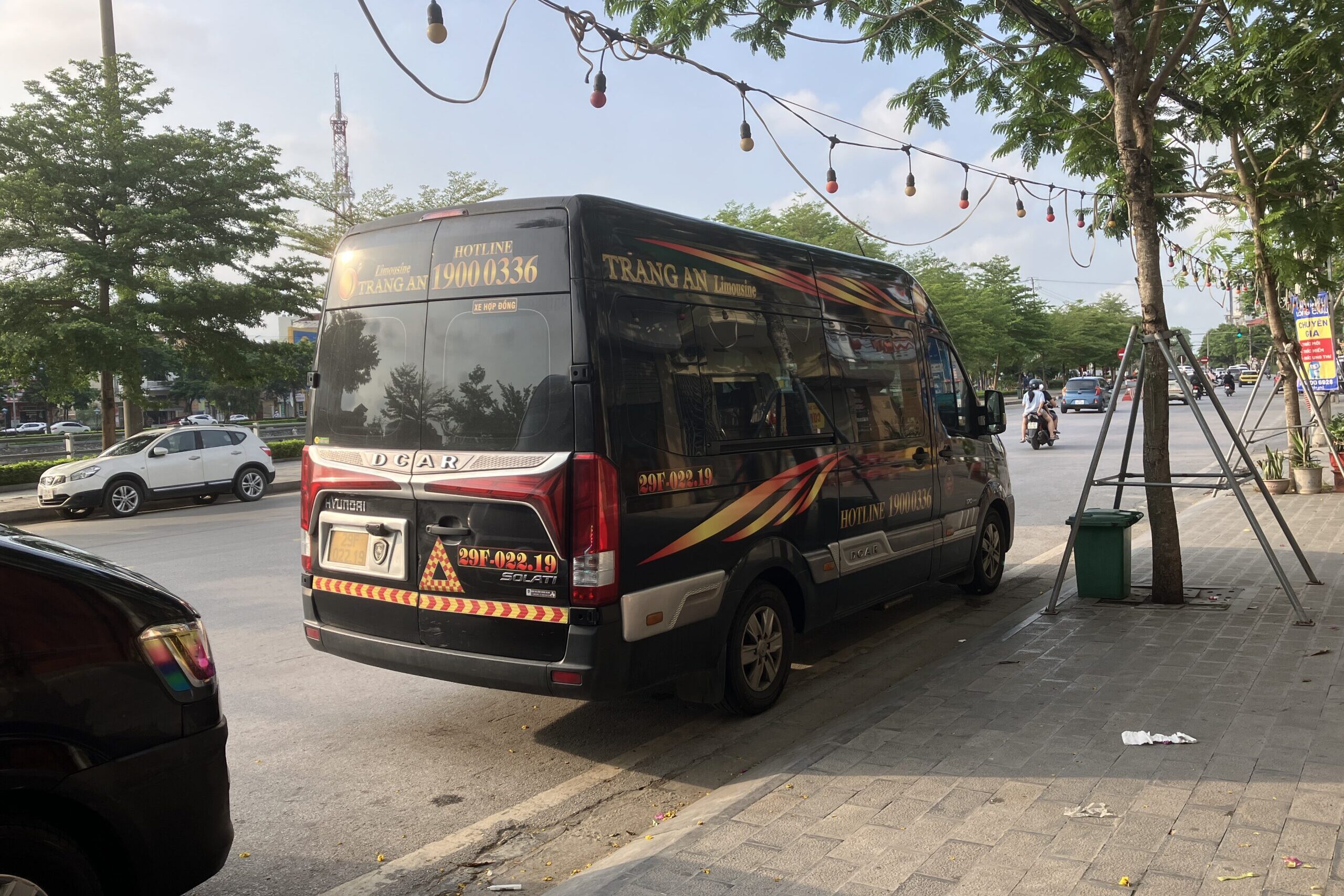 ニンビン市内に停車するTrang An Limousineのリムジンバス