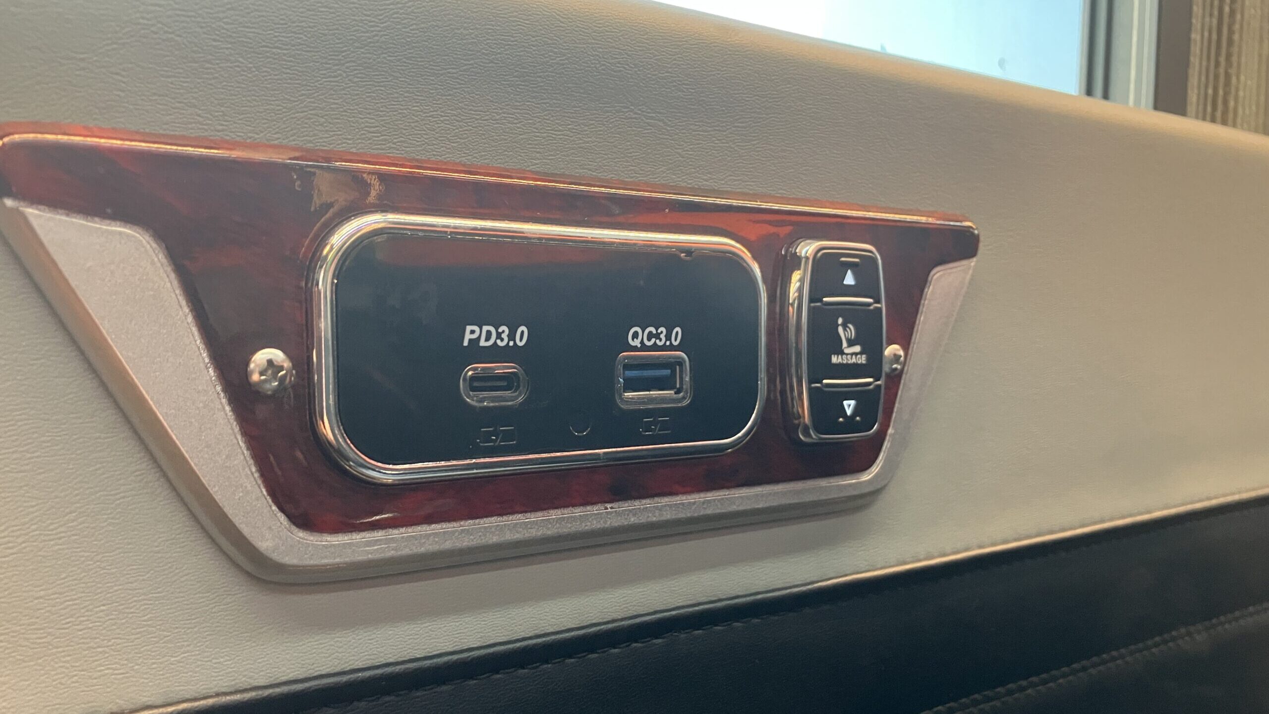 Trang An Limousine車内のUSB充電ポート