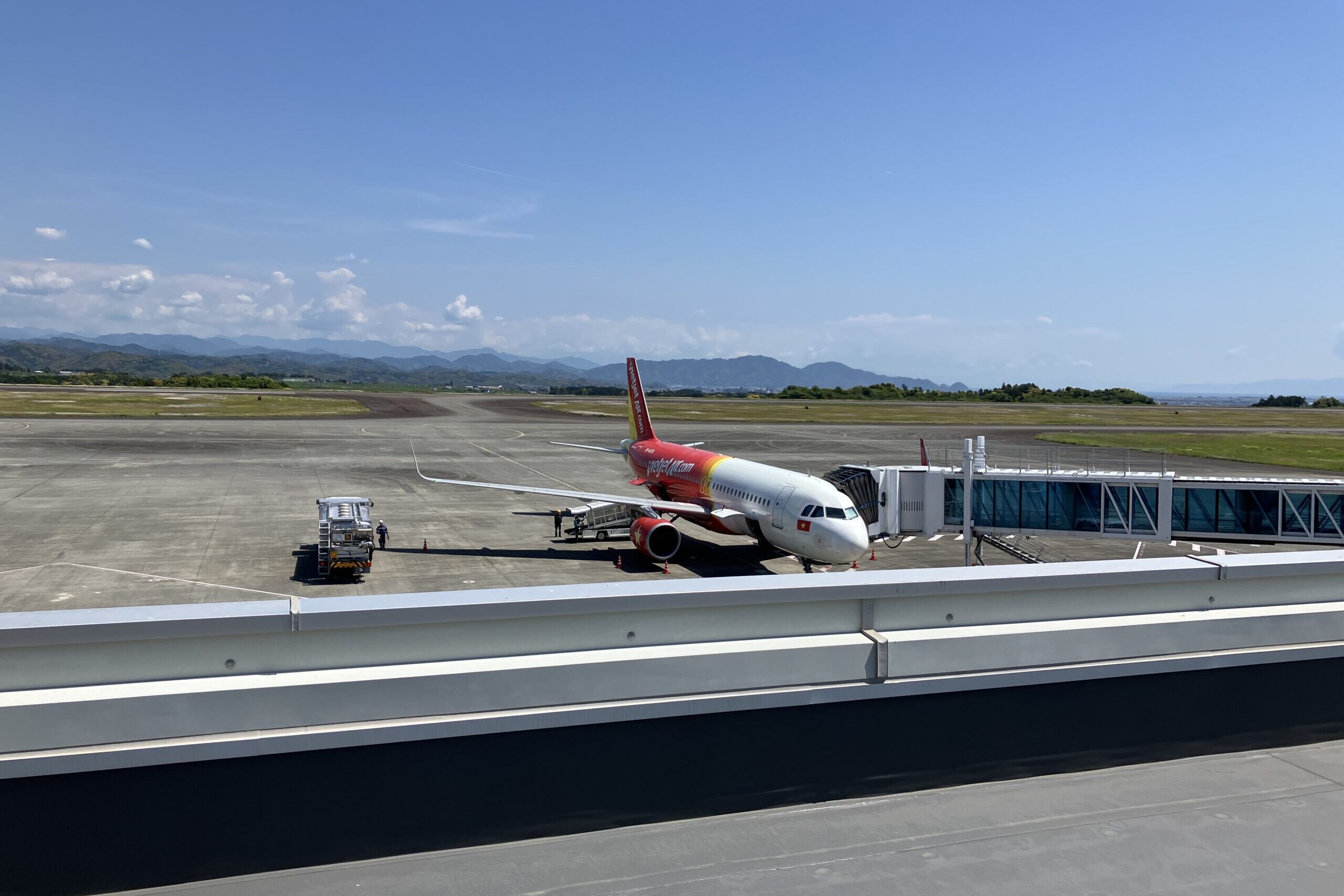 静岡空港に到着したベトジェットVJ1980便と山並み
