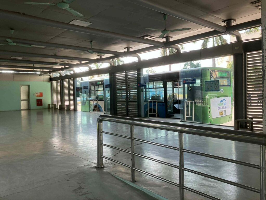 Yen NghiaのBRT専用ホームに停車するHanoi BRT車両
