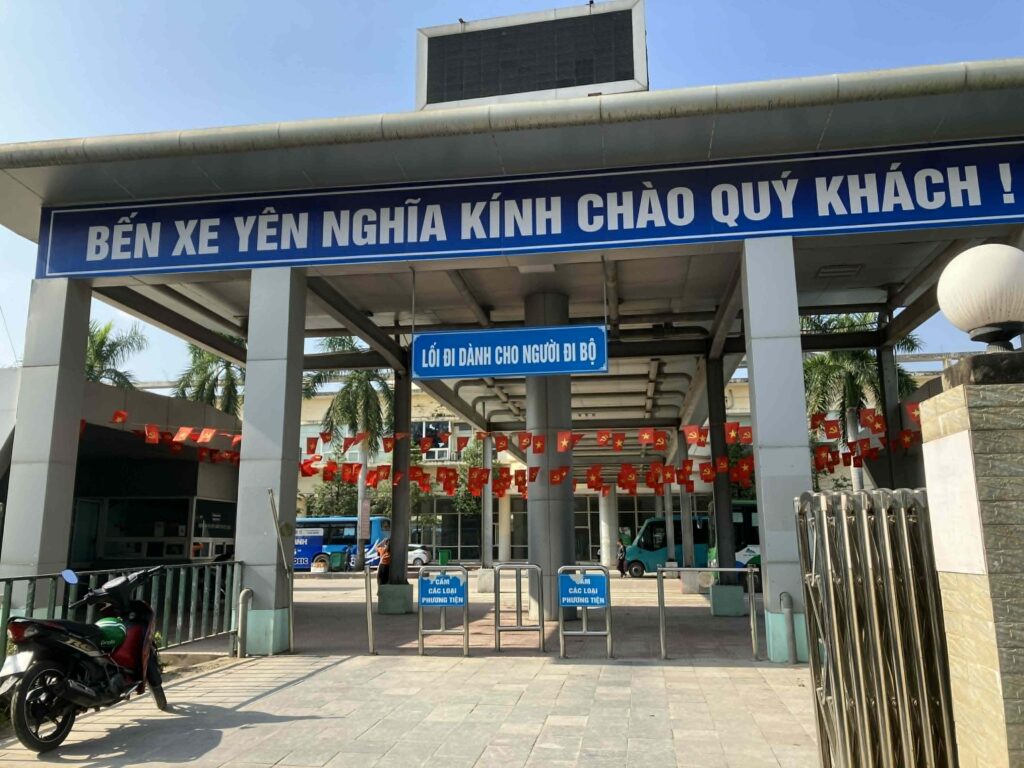 Yen Nghia Bus Stationの入口とバスターミナルの看板