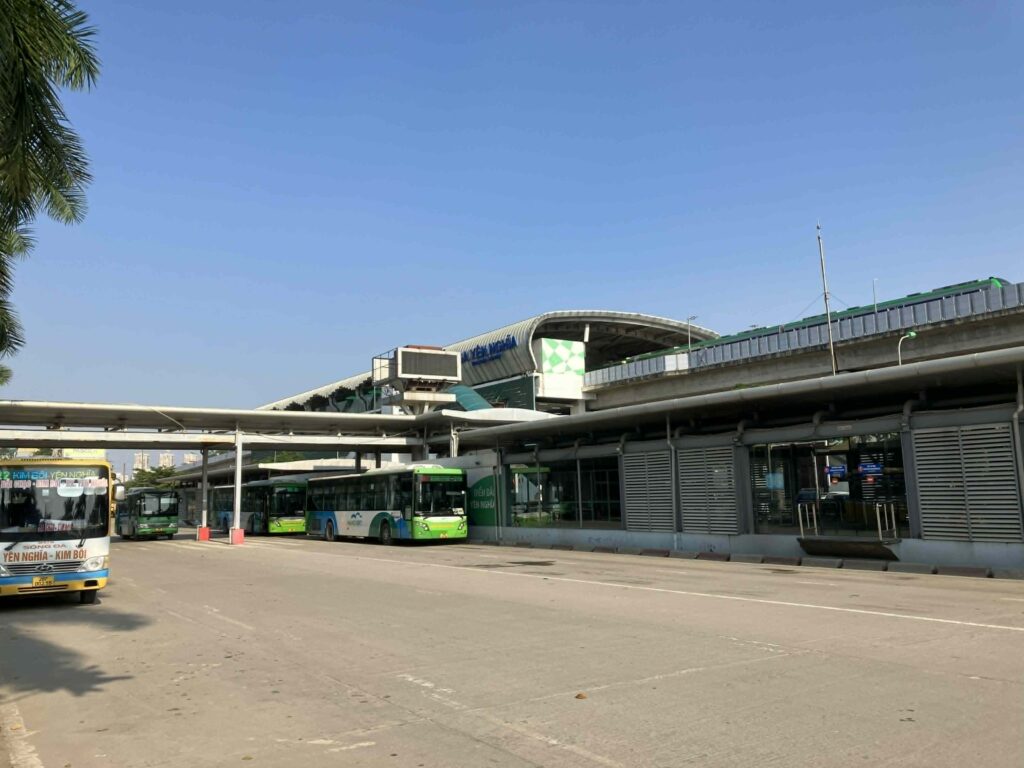 Yen Nghia駅と隣接するバスターミナルのバス乗り場