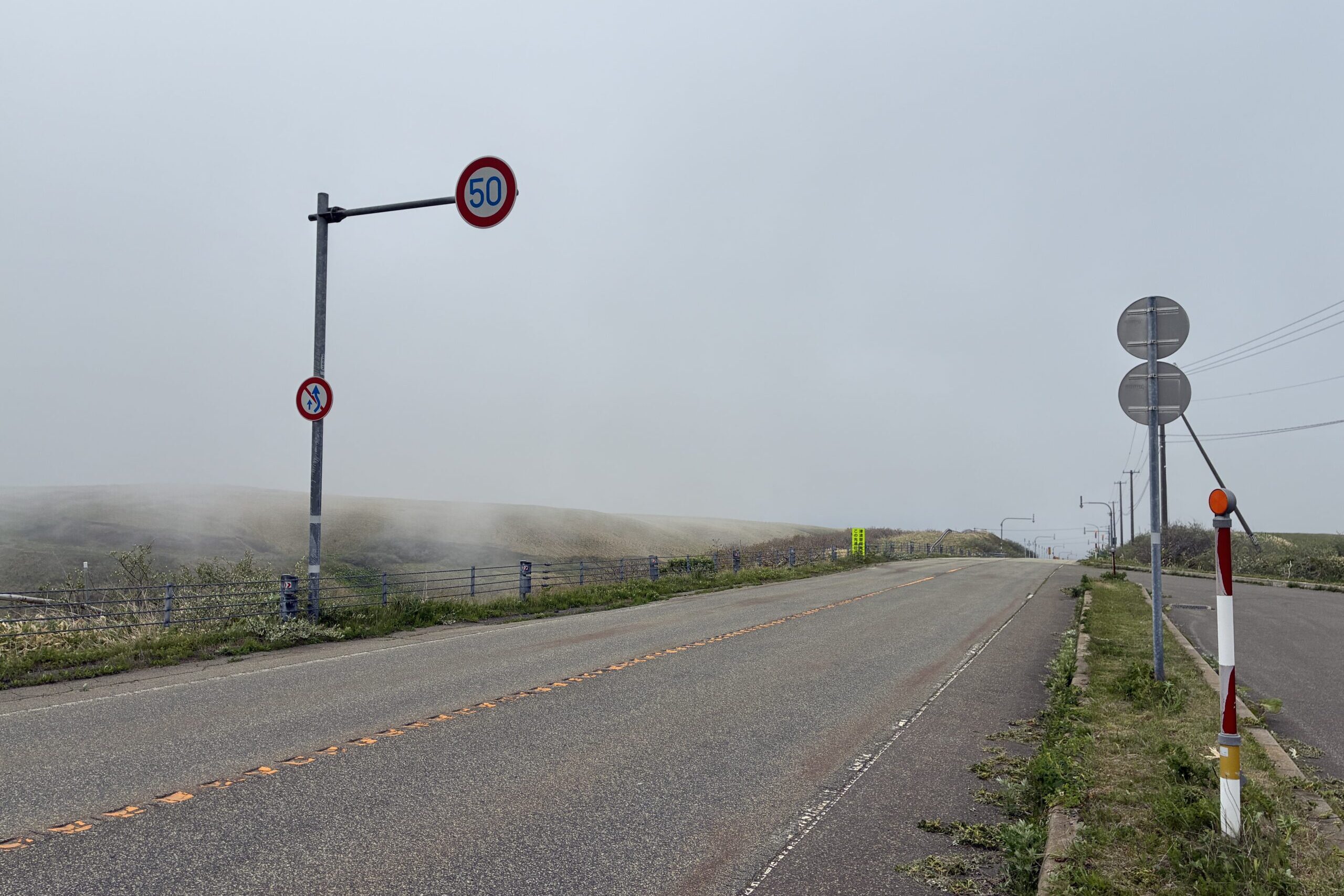 濃霧に包まれた襟裳岬周辺の道路