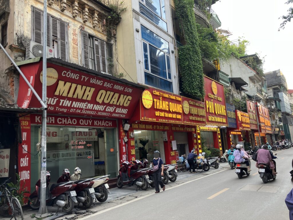 Ha Trung通りに並ぶ金店と両替店