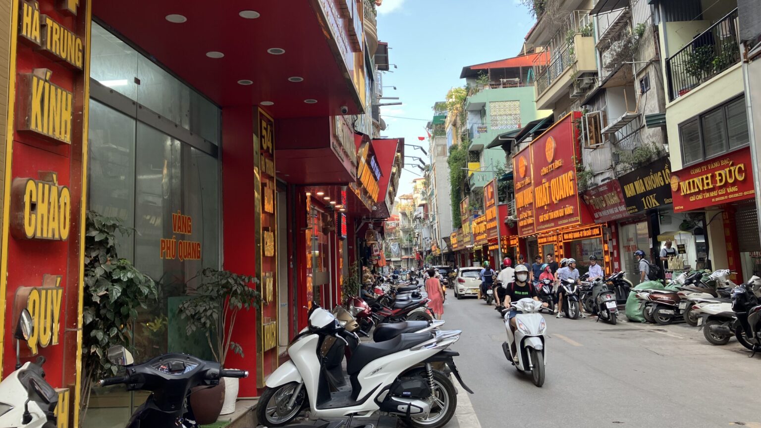ハノイのHa Trung通りに並ぶ金店と両替店