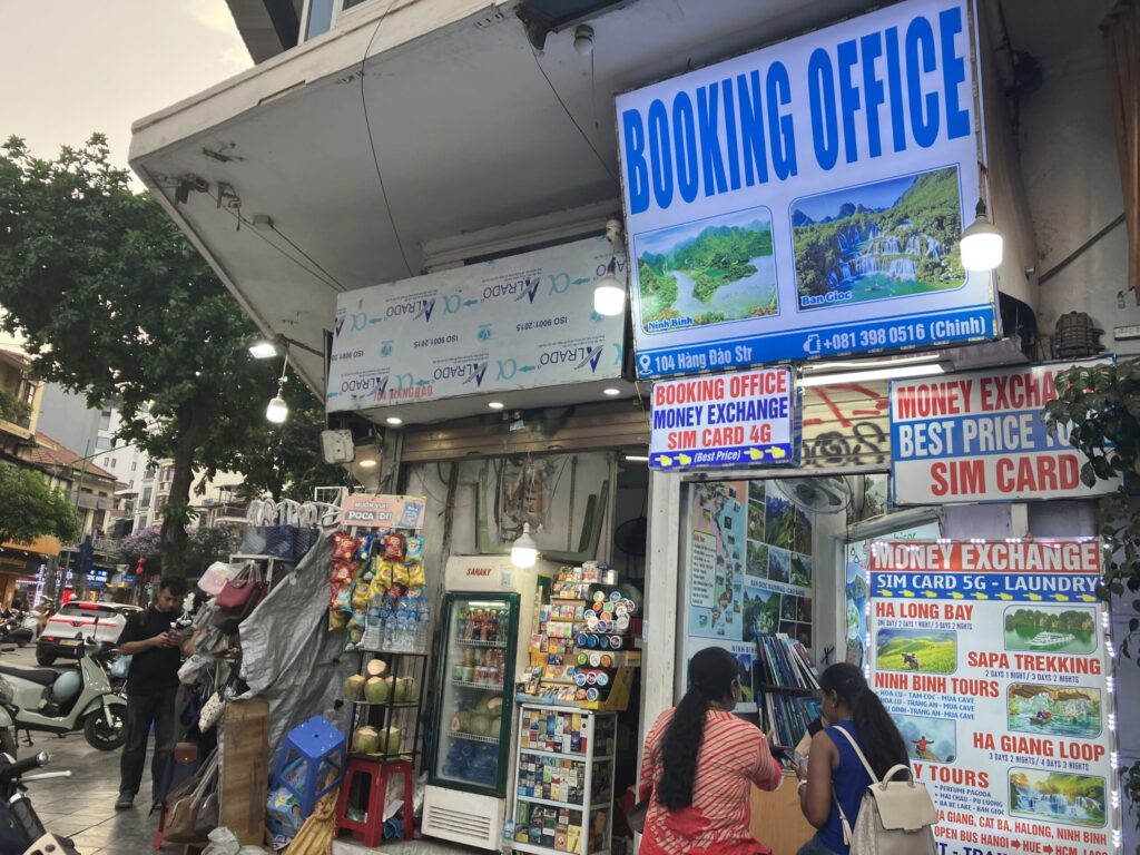 旧市街の旅行代理店兼両替所