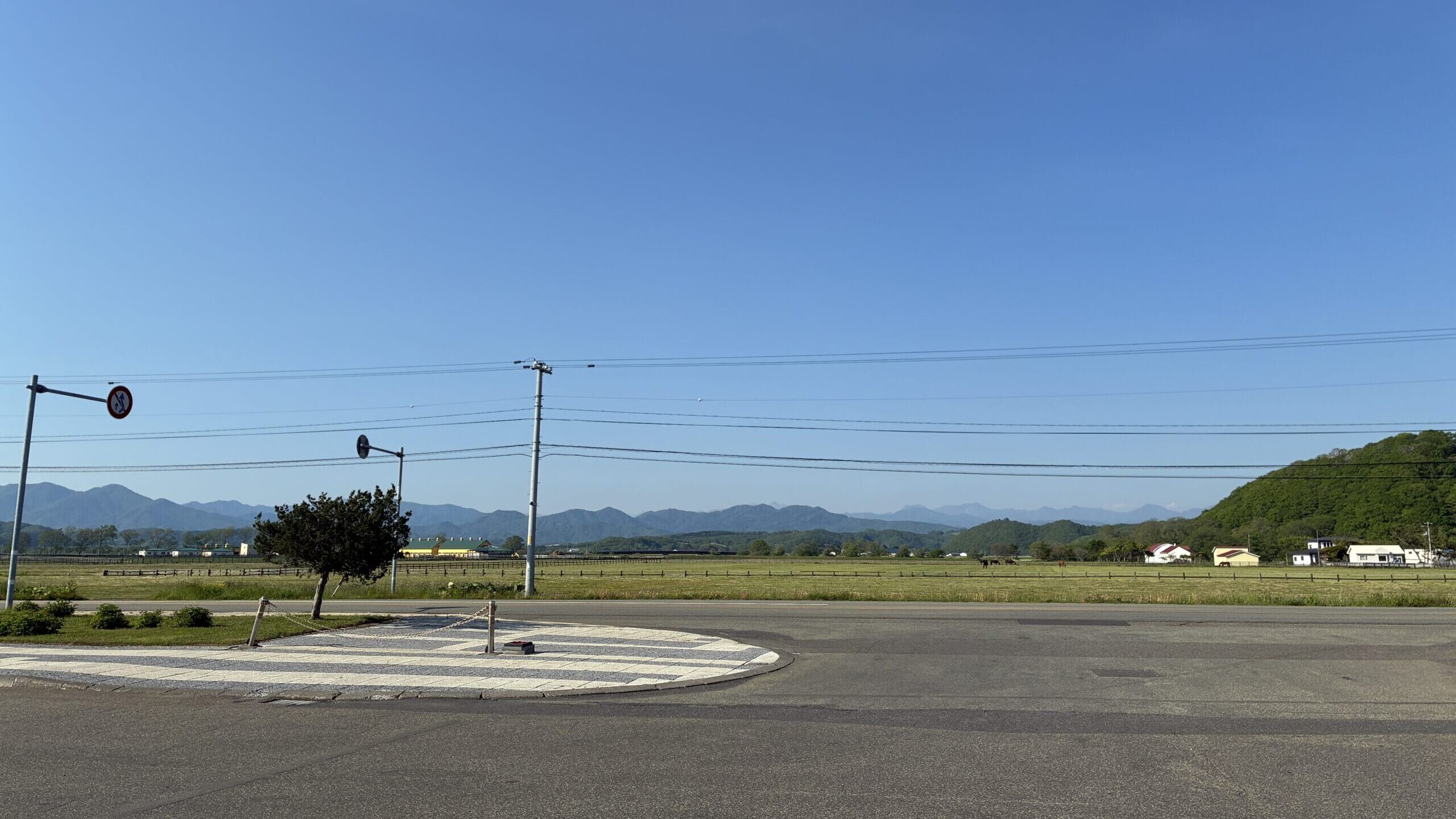 新千歳空港から浦河へ向かう途中に見えた日高山脈と牧場風景