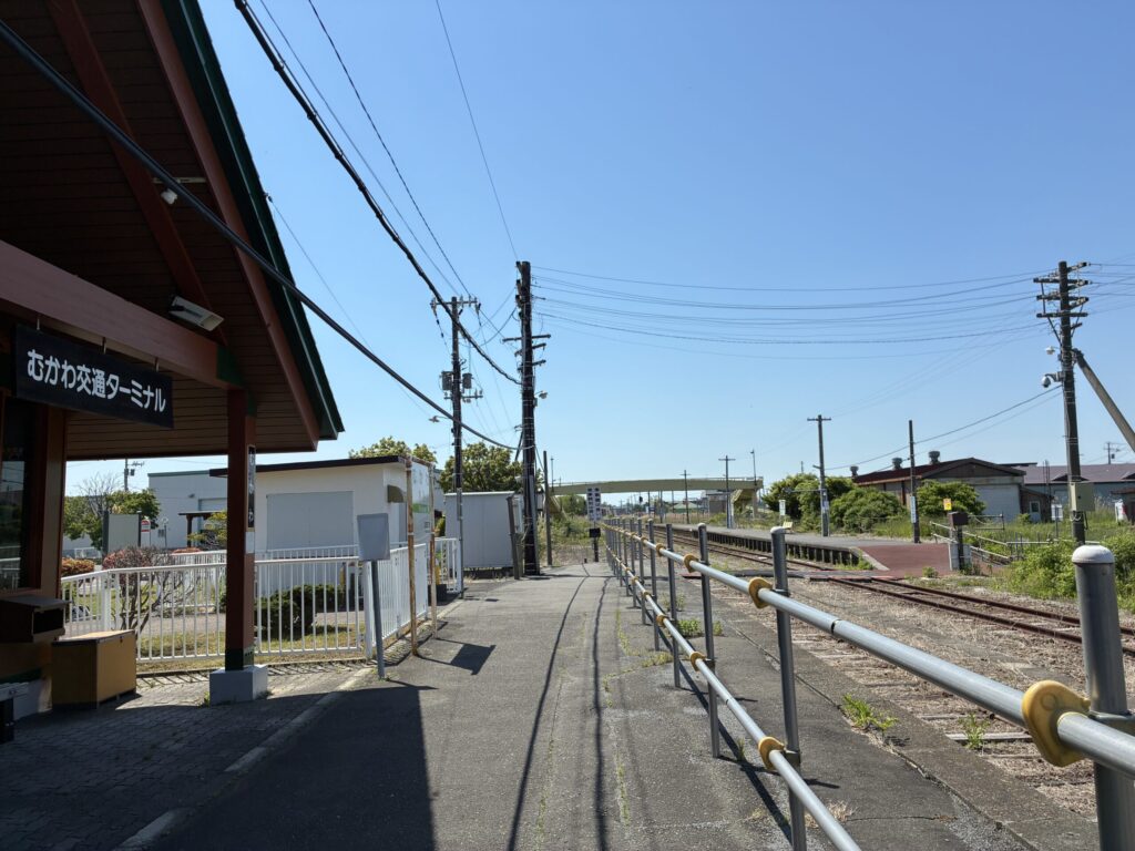日高線鵡川駅のホームと線路