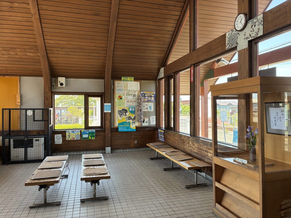 日高線鵡川駅の待合室