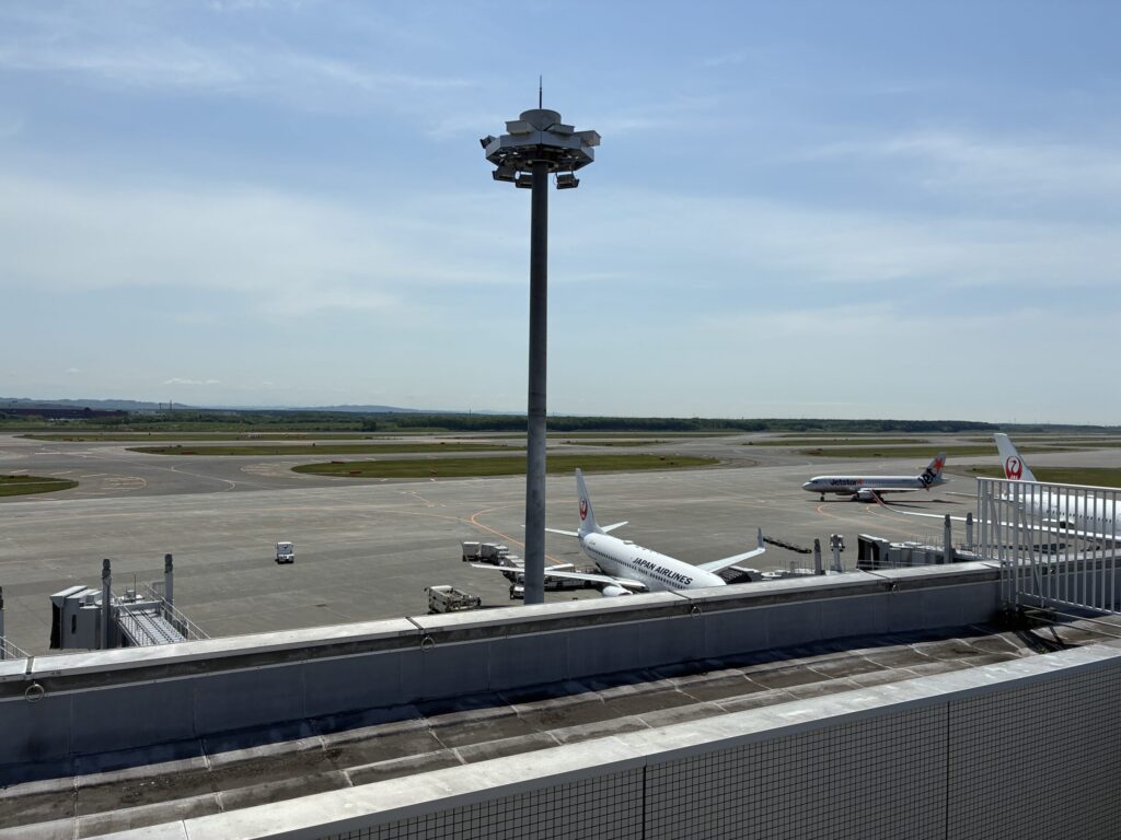 昼の新千歳空港展望デッキ