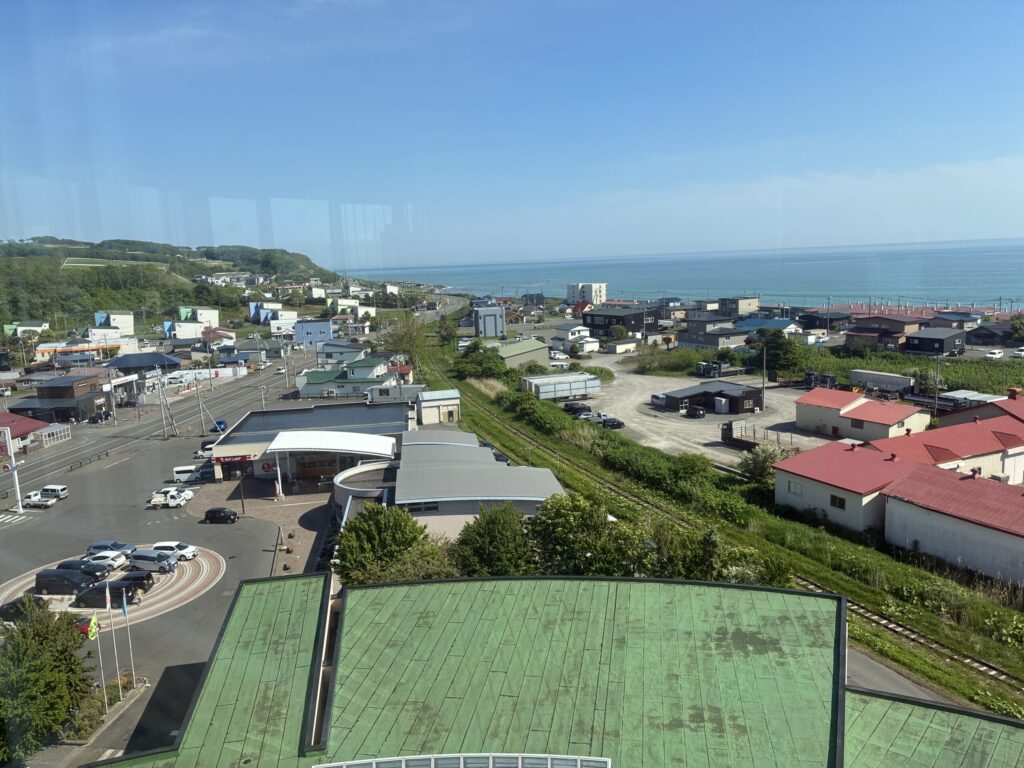 レ・コード館展望室から見た新冠町と太平洋