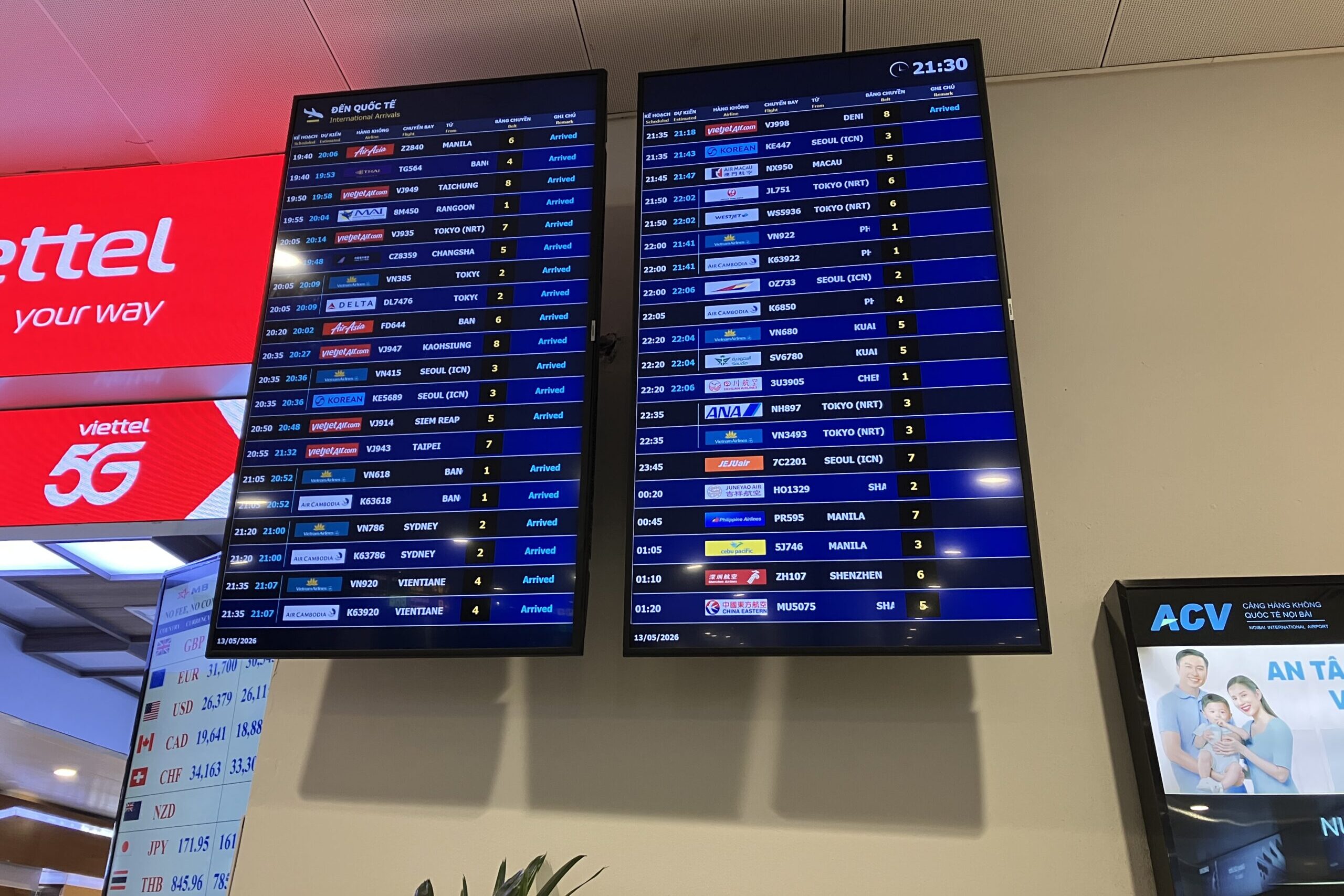 夜のノイバイ空港国際線到着便案内板