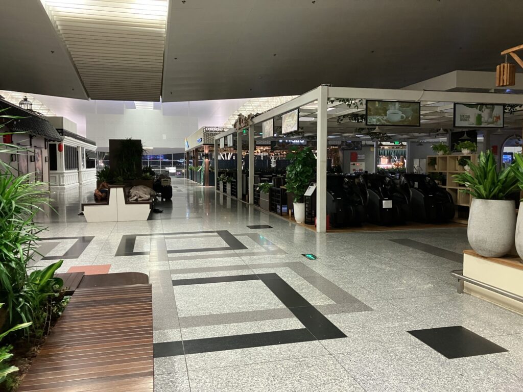 深夜のノイバイ空港T2の4階フロア