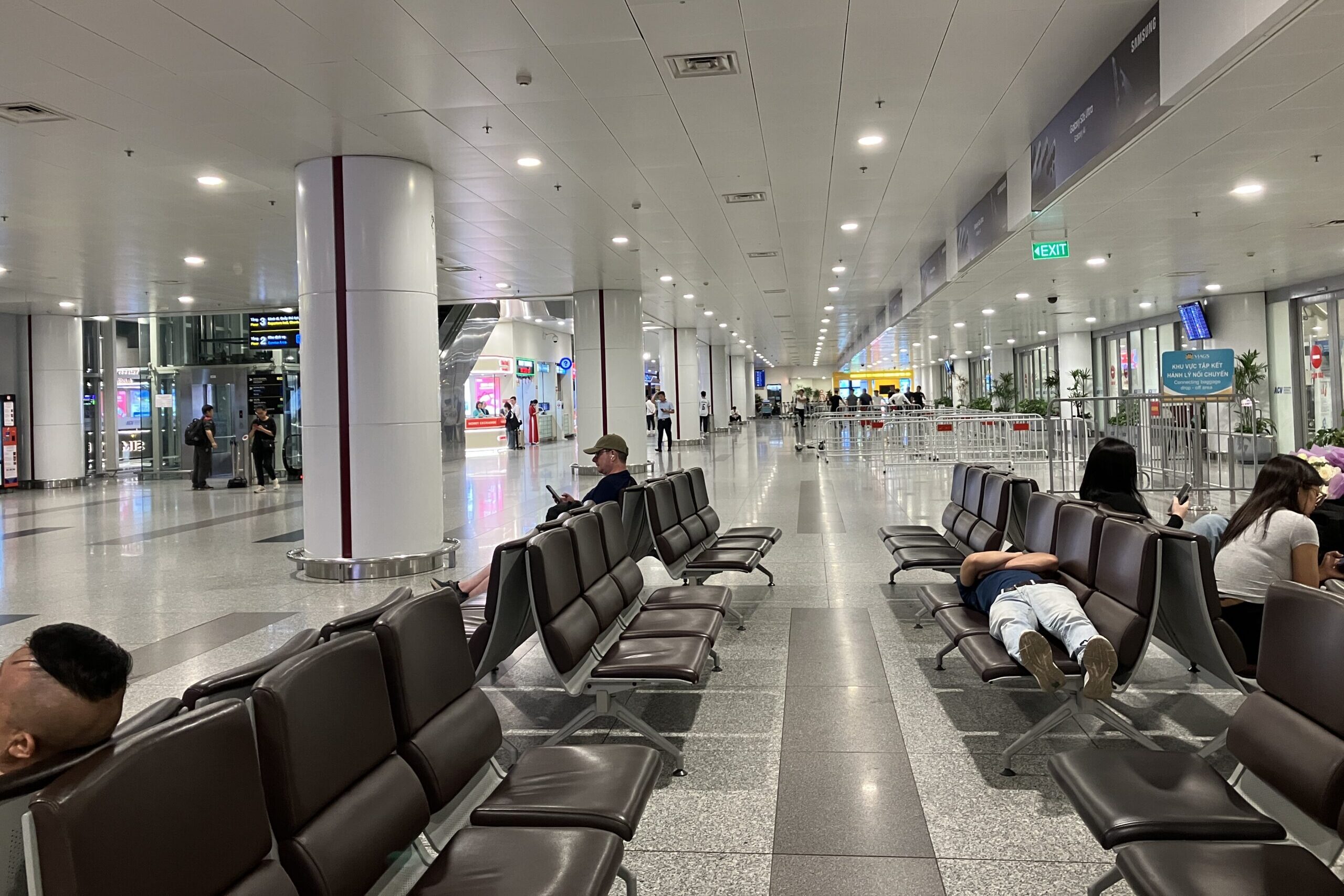 ノイバイ空港T2の1階到着フロアにあるベンチ