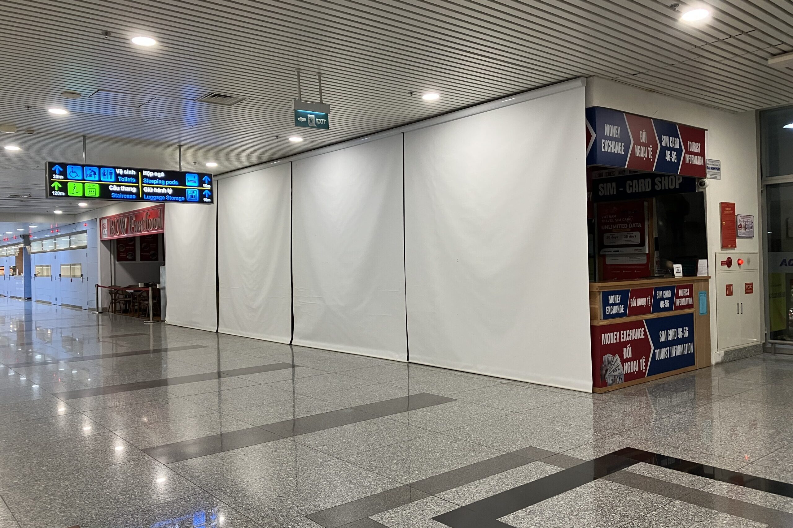 深夜のノイバイ空港T2レストランエリア
