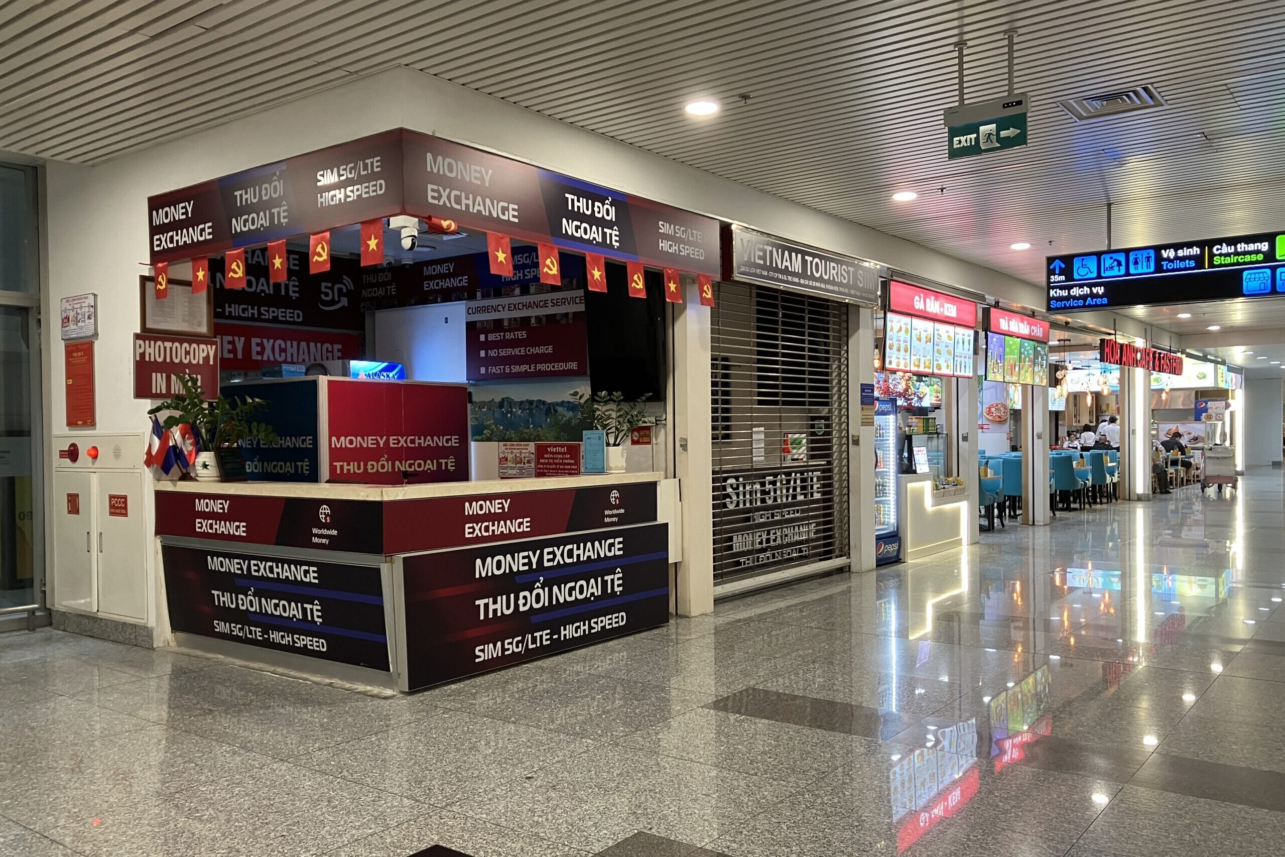 深夜に閉店しているノイバイ空港T2の売店