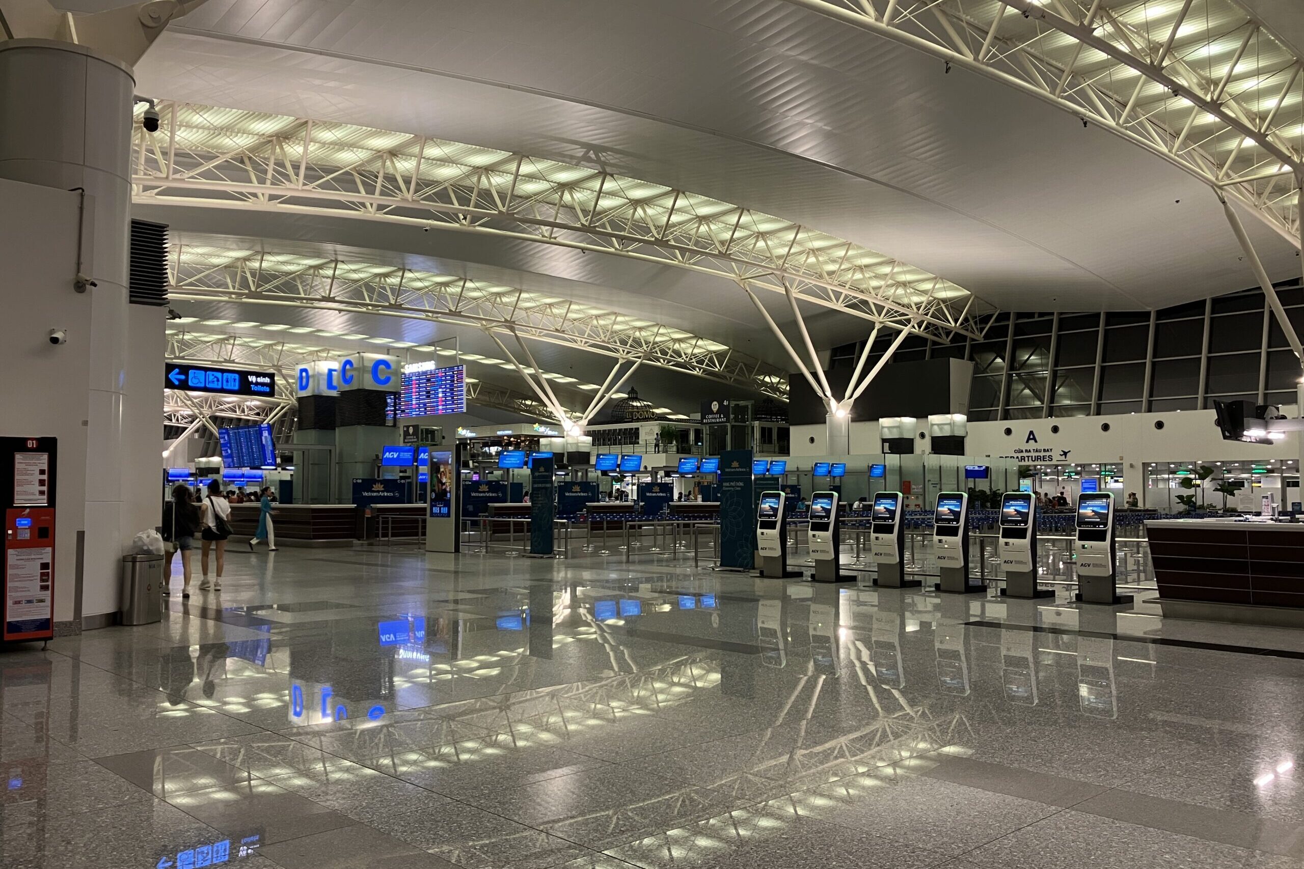 深夜のノイバイ空港T2出発フロア