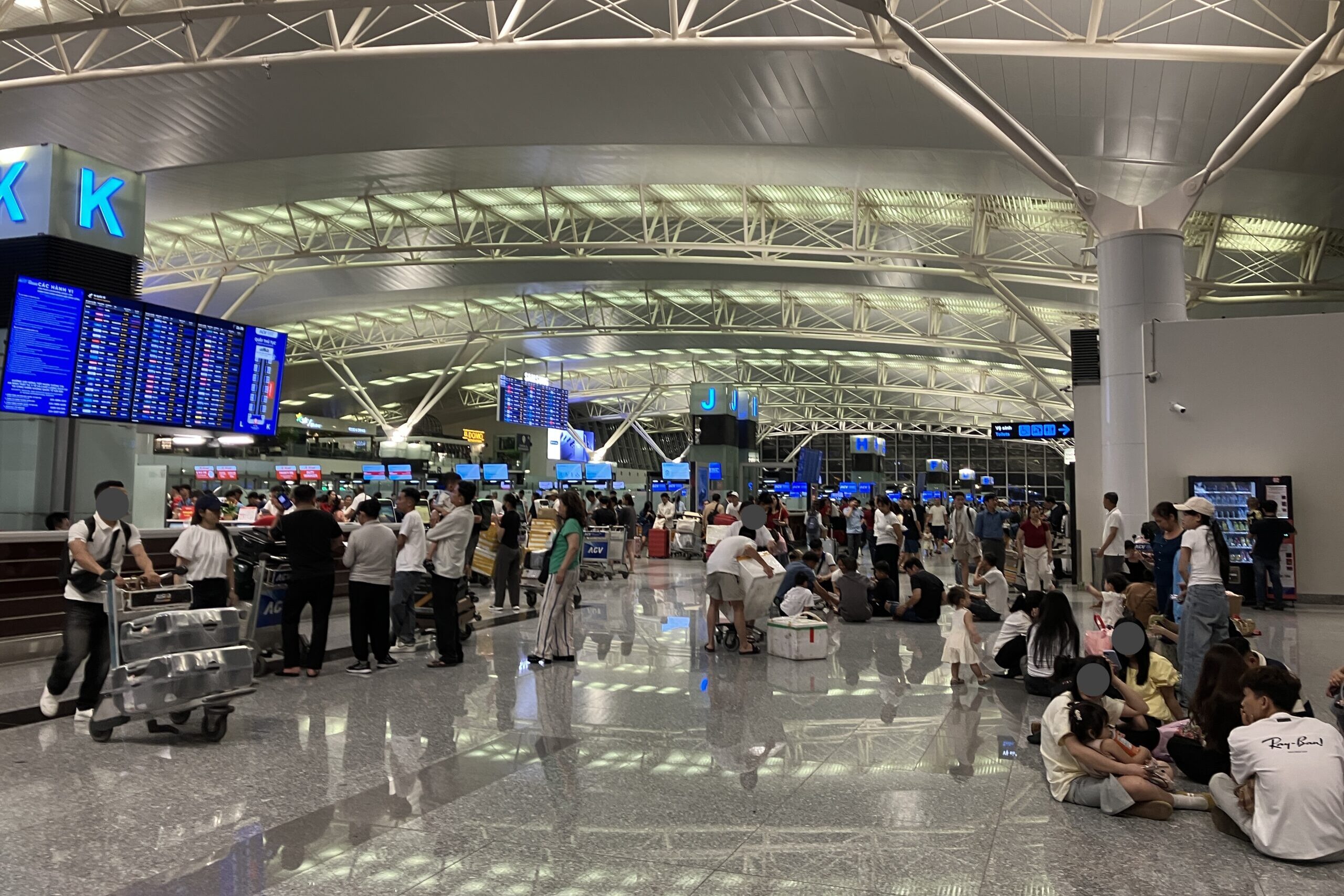 夜9時台のノイバイ空港T2出発ロビー