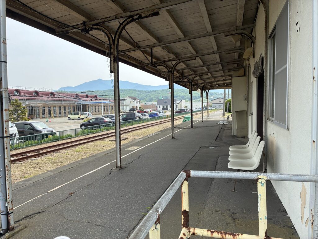 旧JR様似駅のホームと線路