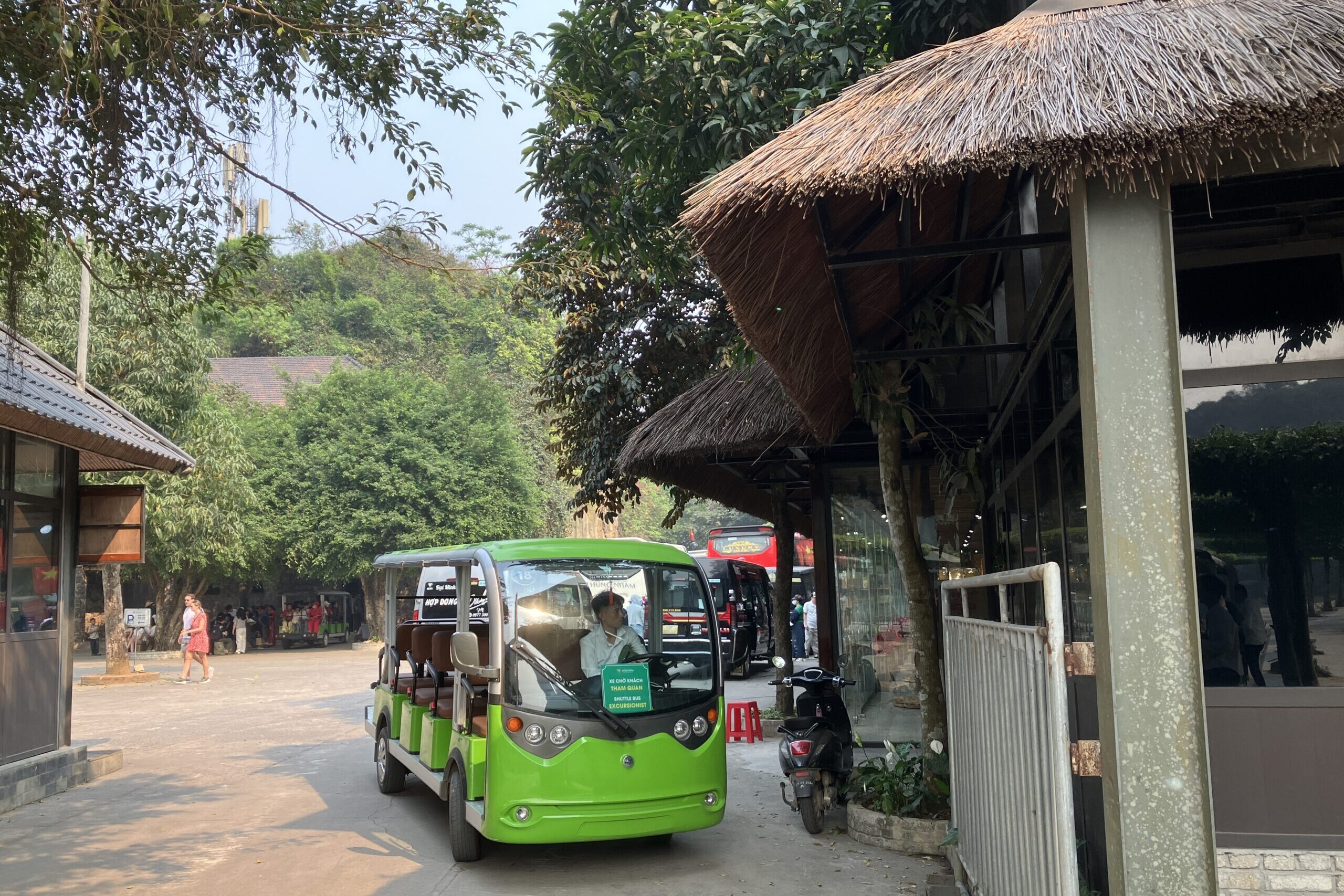 Thung Nham園内を走る電動カート