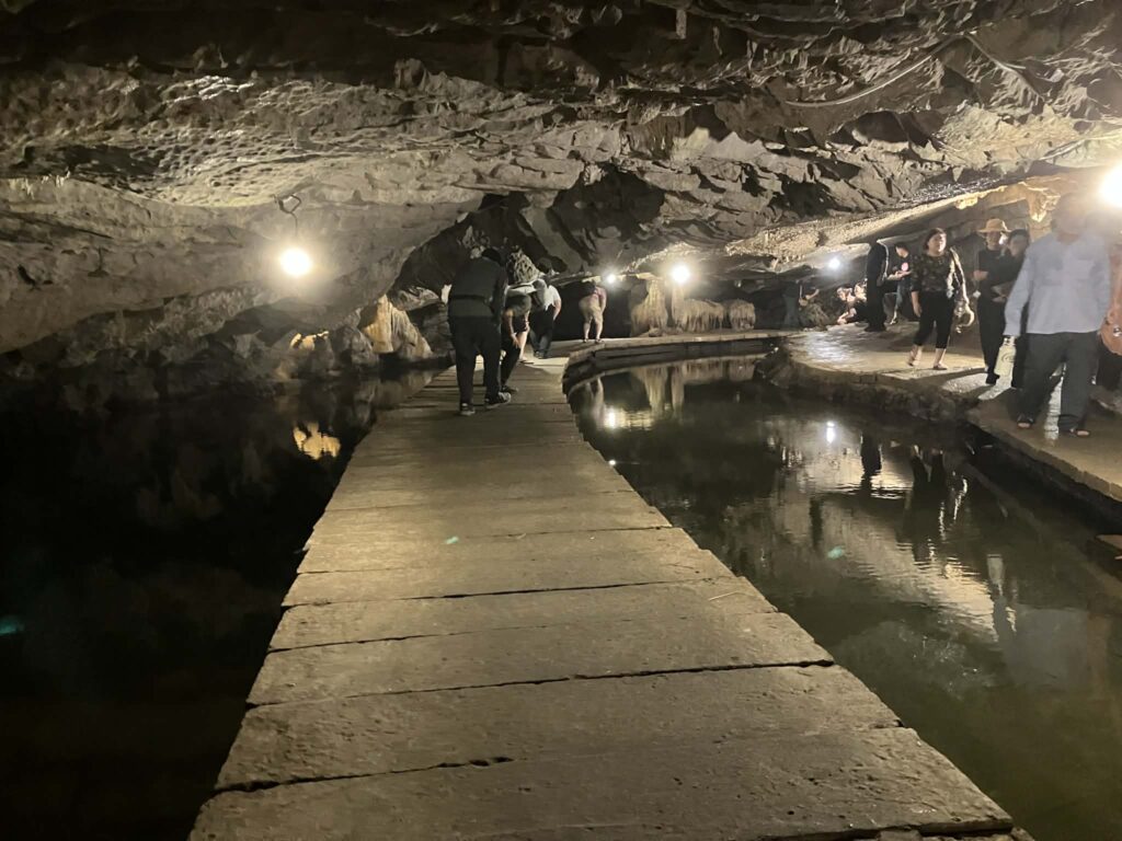 Mermaid Cave内部の水路沿いの通路