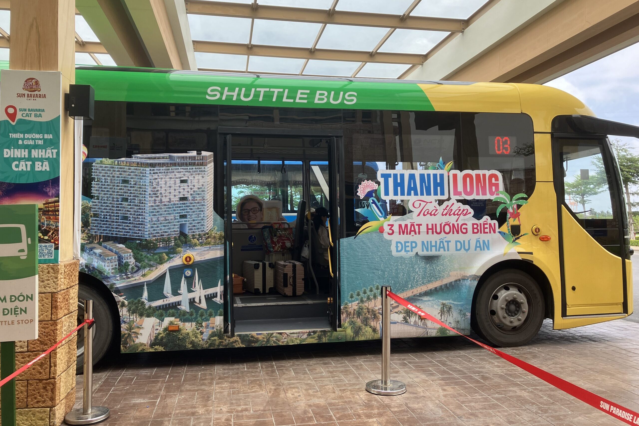 フーロン駅で停車中のカットバタウン行き電気バス