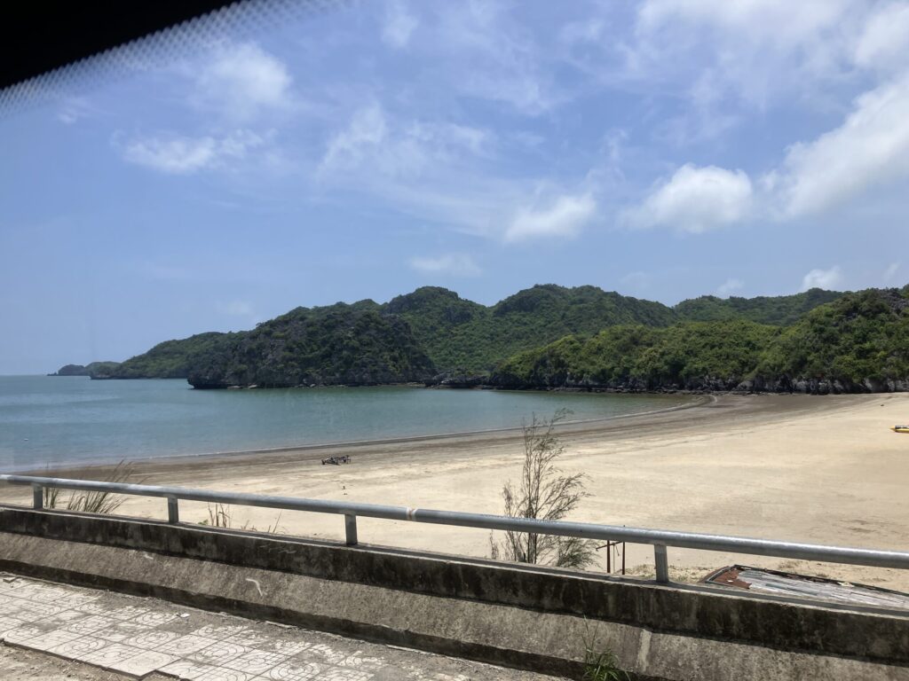 電気バスから見たカットバ島のビーチ