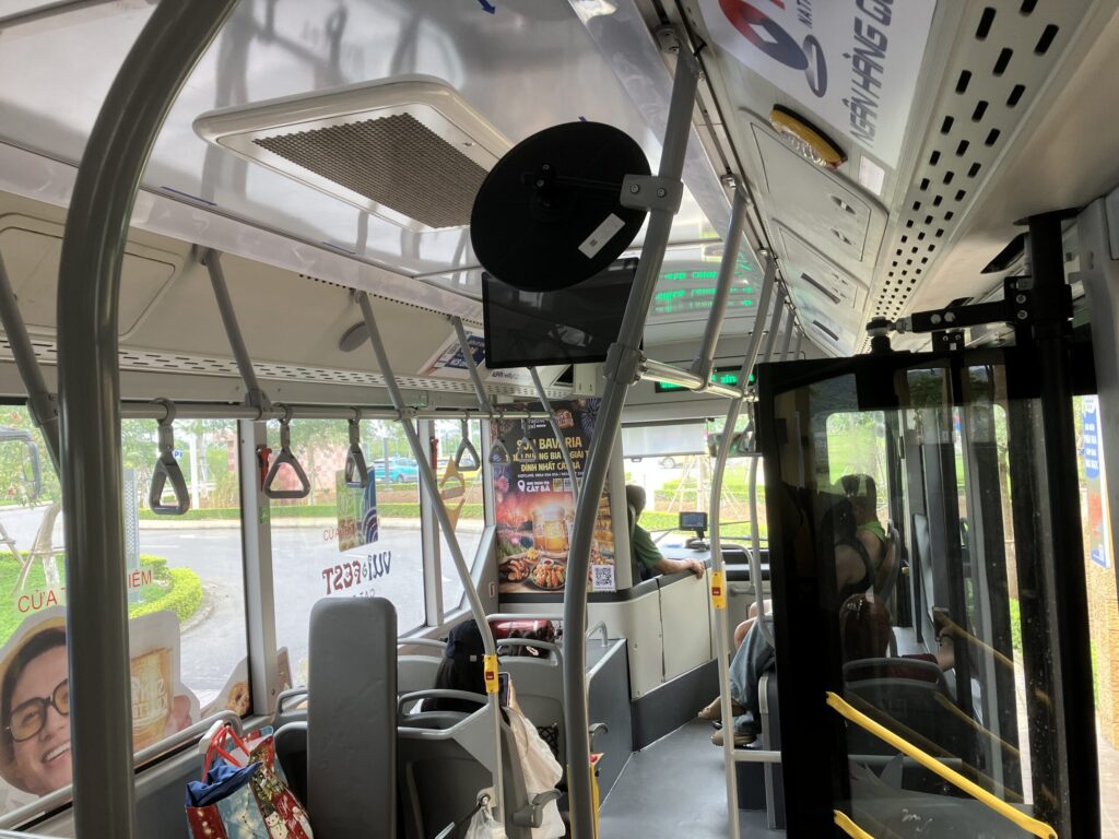 カットバ中心部へ向かう電気バス車内