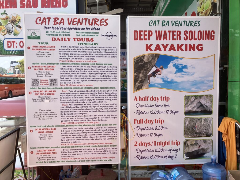 カットバタウンの旅行会社に掲示されたツアー案内