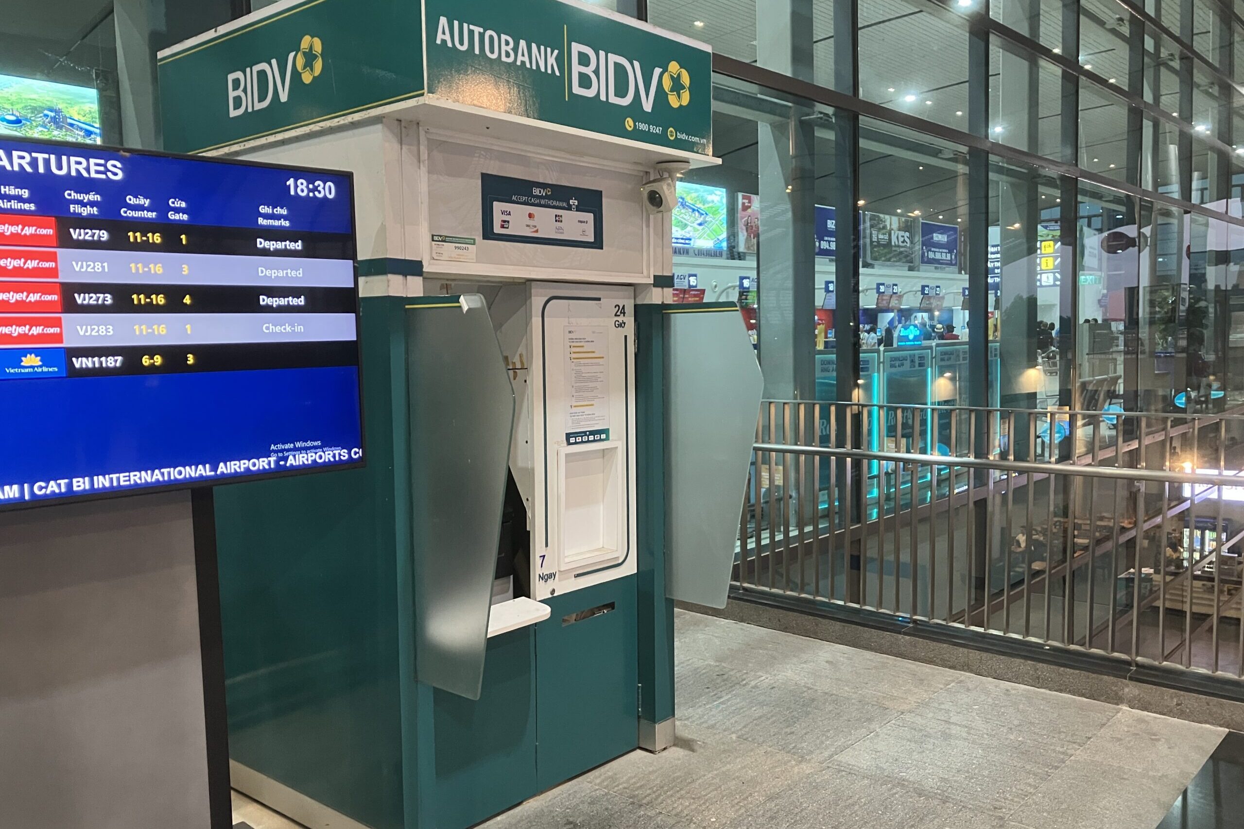 カットビ空港 出発ロビーのBIDV ATM