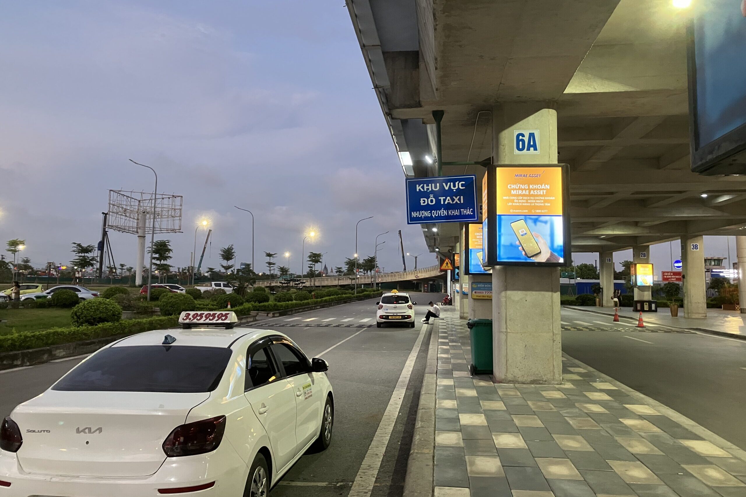 カットビ空港 タクシー乗り場