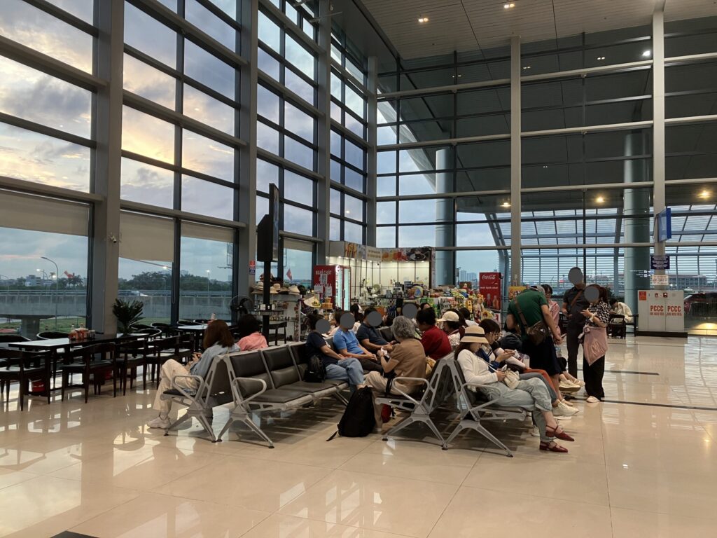 カットビ空港 出発ロビーの待合スペース