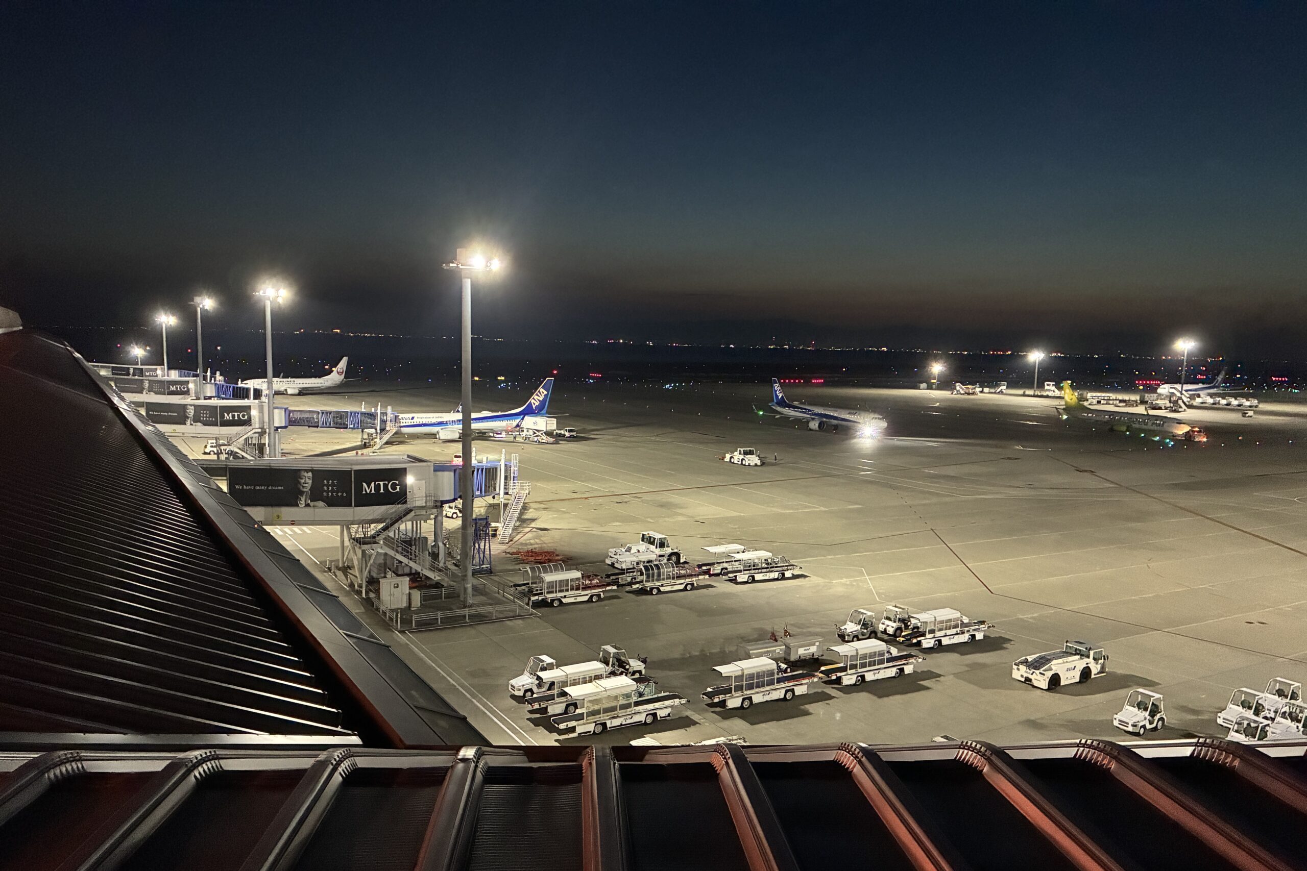 中部国際空港の夜景と駐機中の旅客機