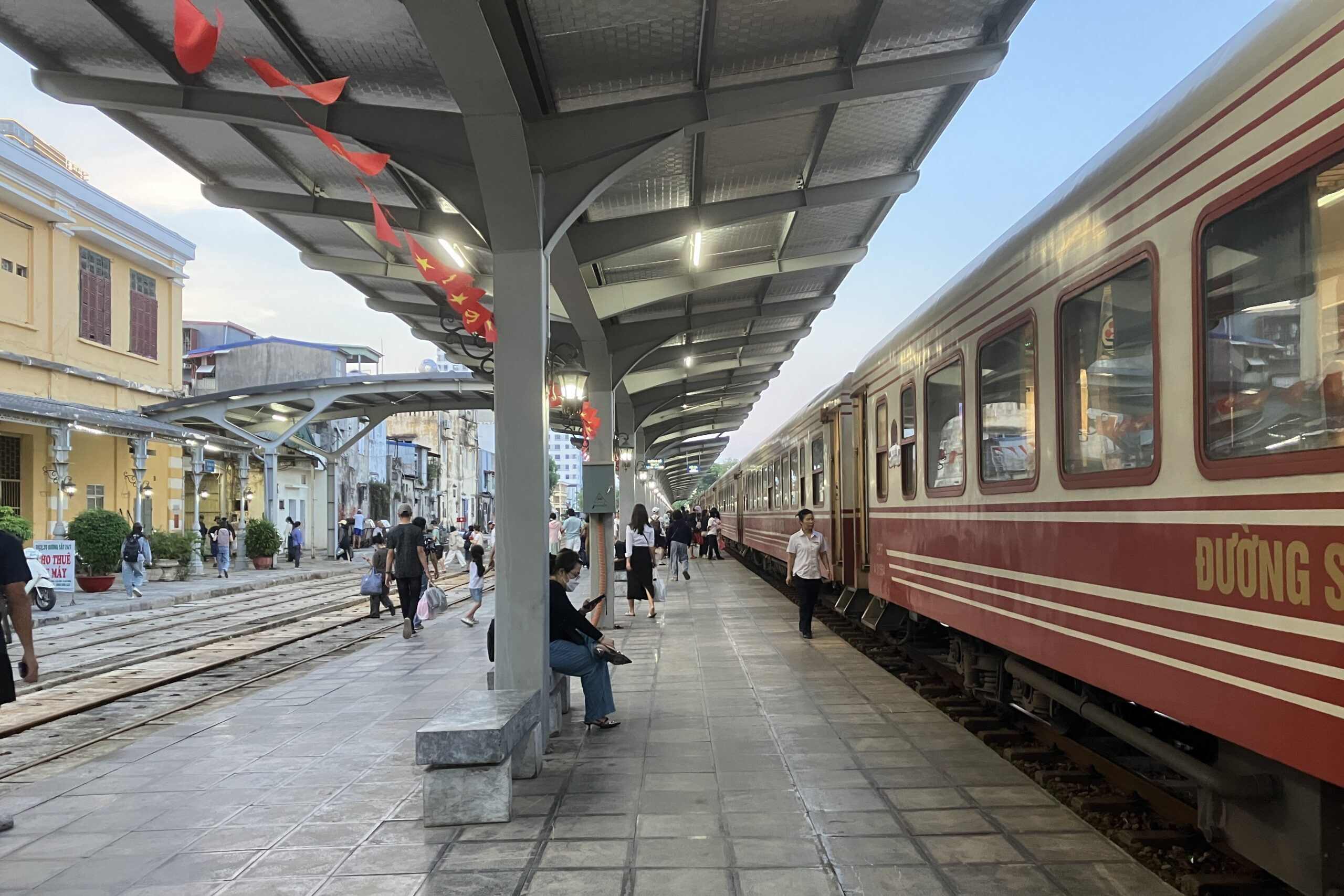 ハイフォン駅ホームと列車