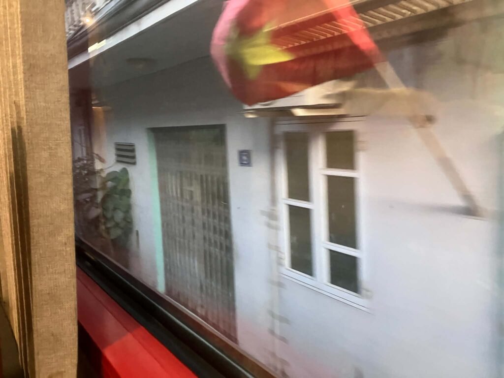 ハイフォン市内の住宅街を走るハノイ発ハイフォン行き鉄道