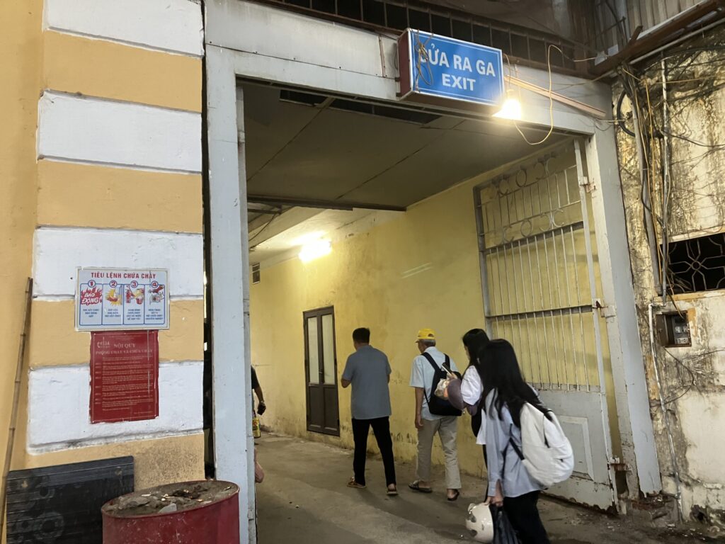 ハイフォン駅の出口へ向かう通路