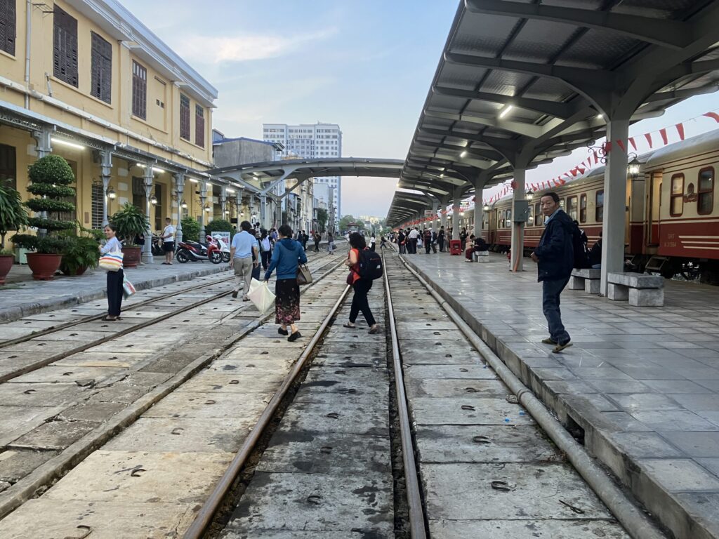 ハイフォン駅に到着した列車とホームの様子