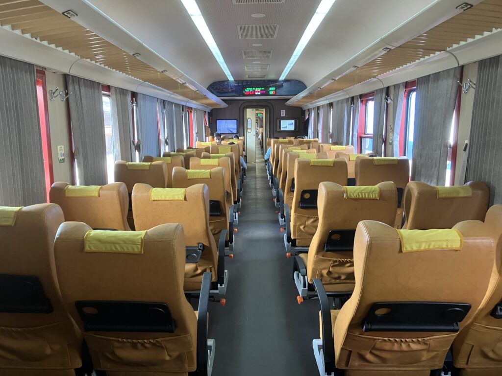 ハノイ駅~ハイフォン駅のHP列車 車内の様子