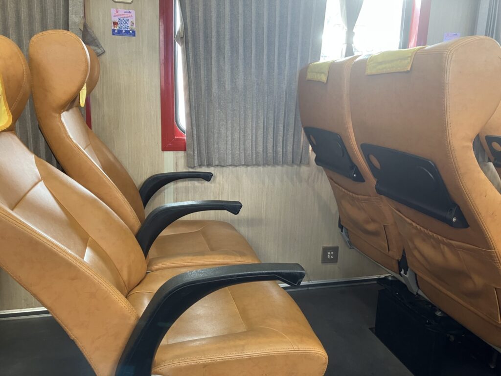 ハノイ~ハイフォン鉄道の座席。リクライニングシート