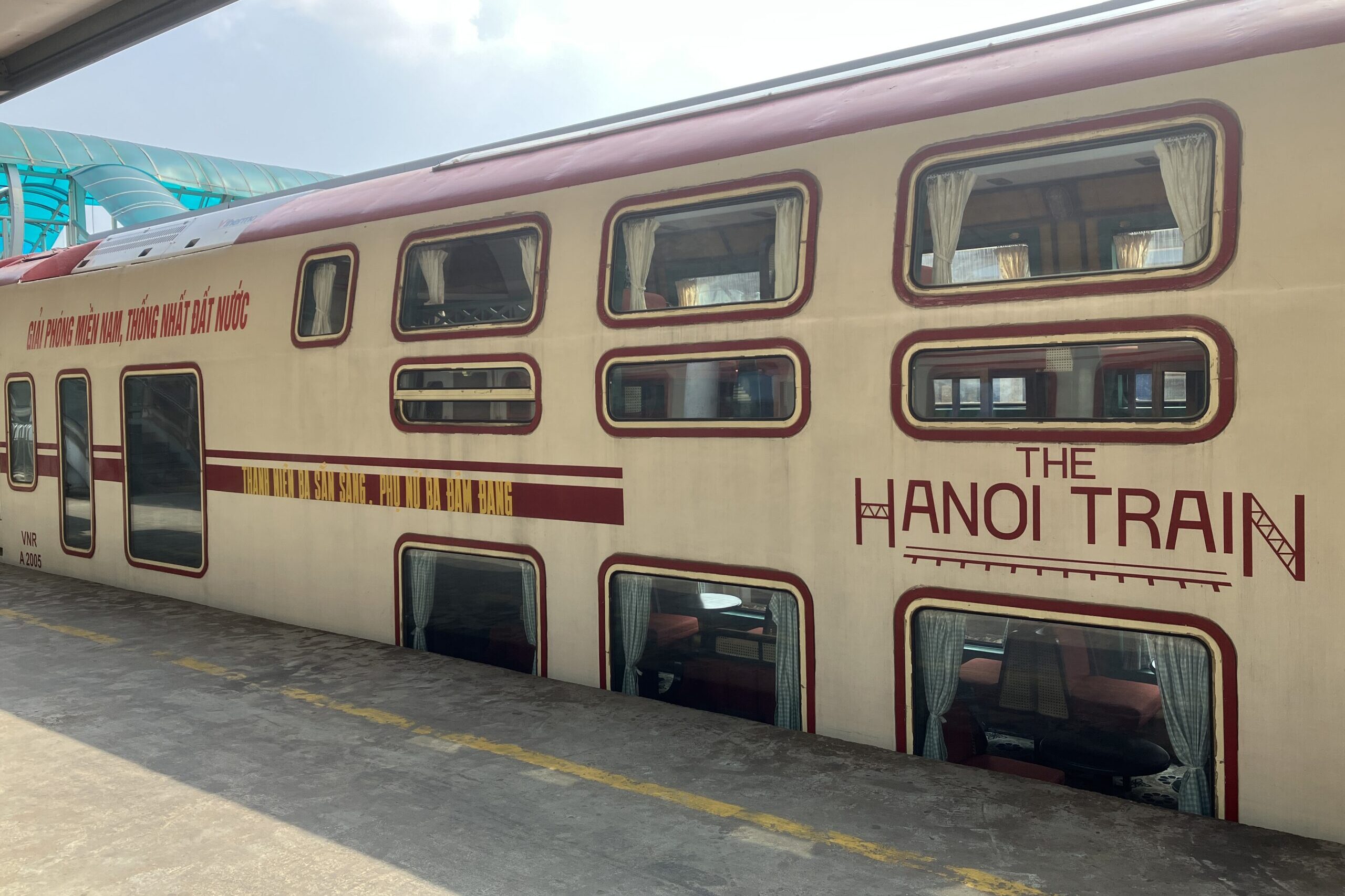 The Hanoi Trainの列車。2階建てデッキ構造