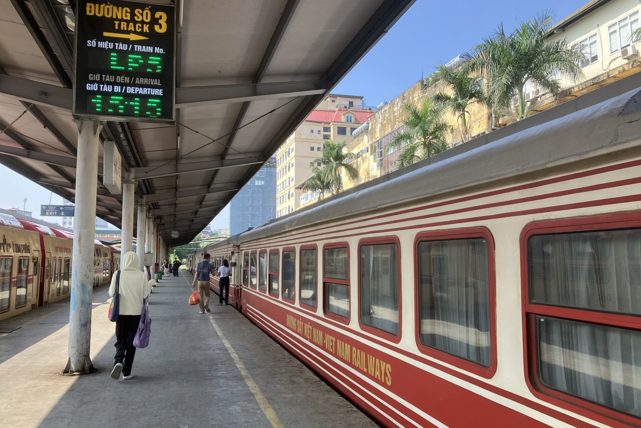 ハノイ駅3番線プラットフォーム。ハイフォン行き列車LP3の出発前