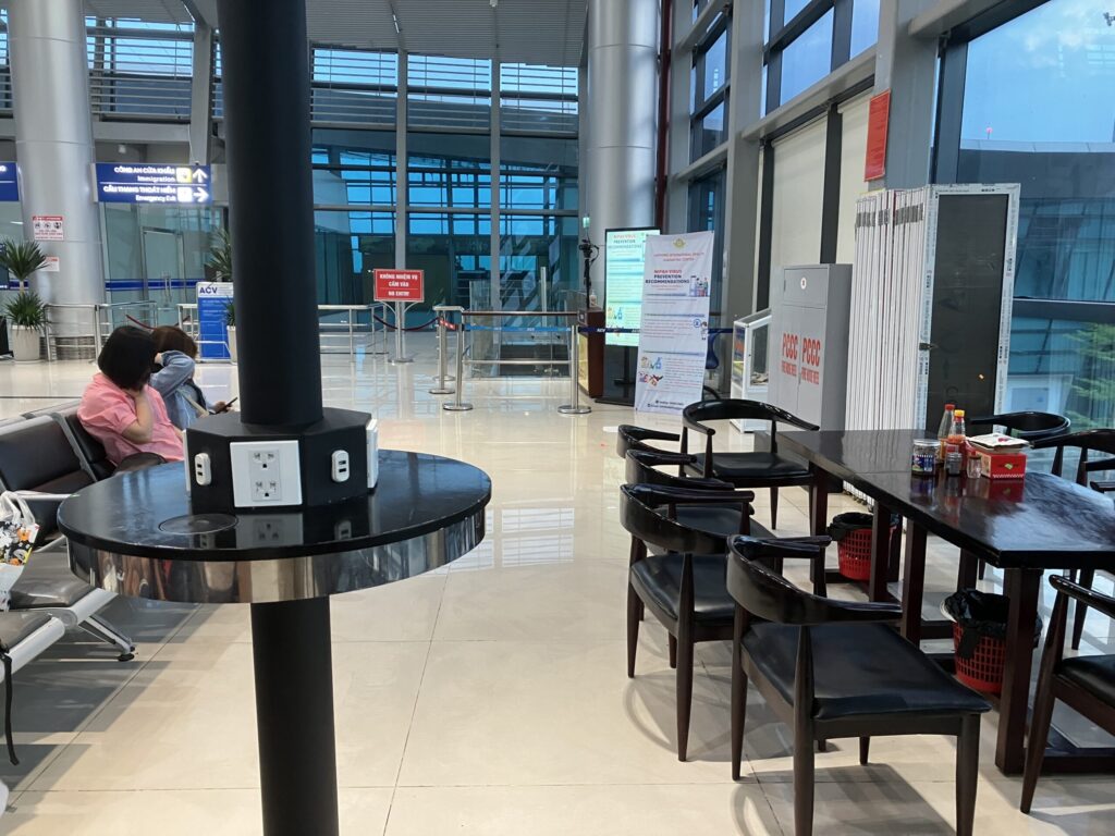 カットビ空港 コンセント付きテーブル席