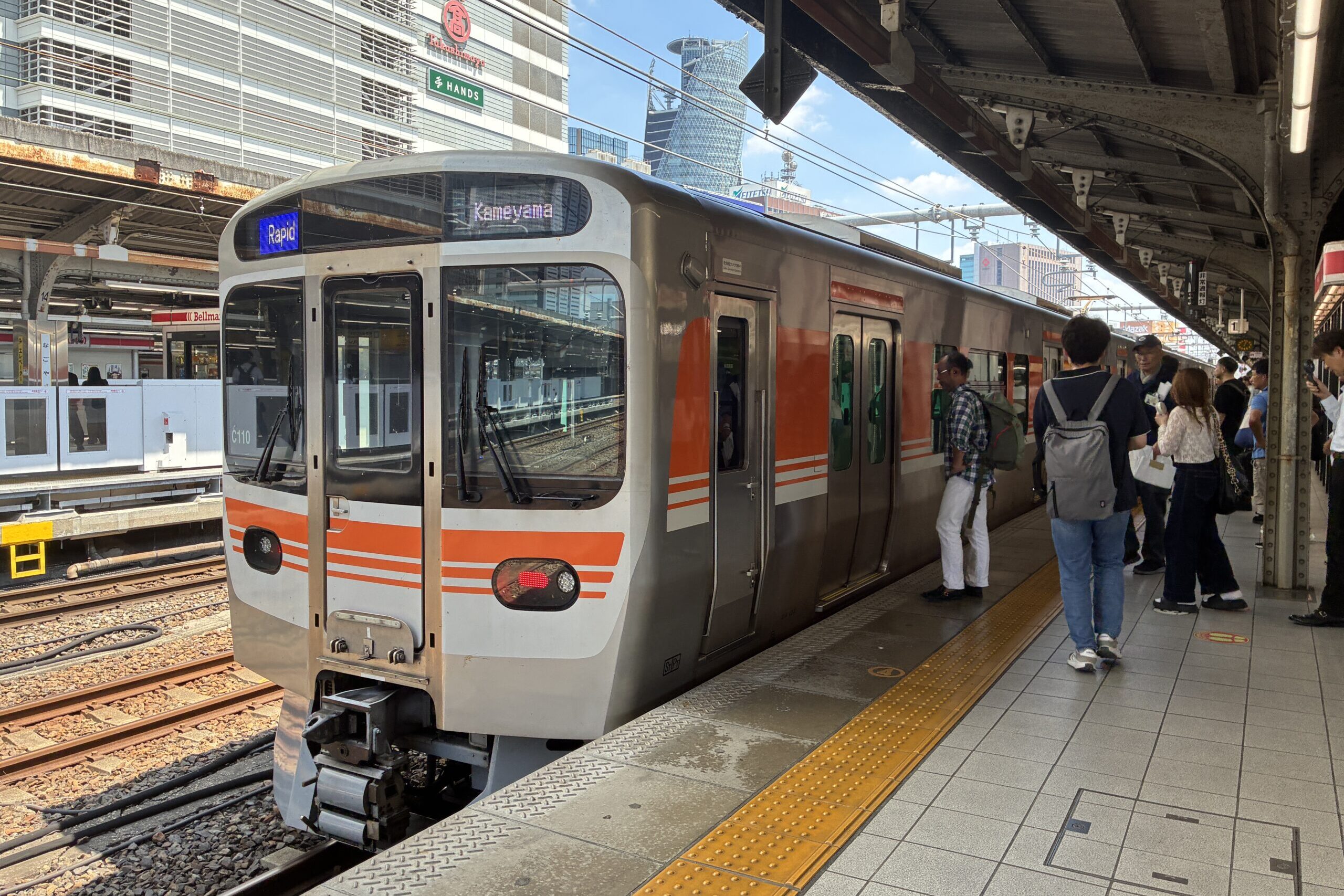 名古屋駅に停車中の快速亀山行き