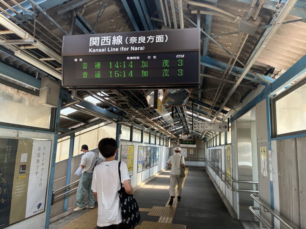 亀山駅の加茂行き普通列車発車案内