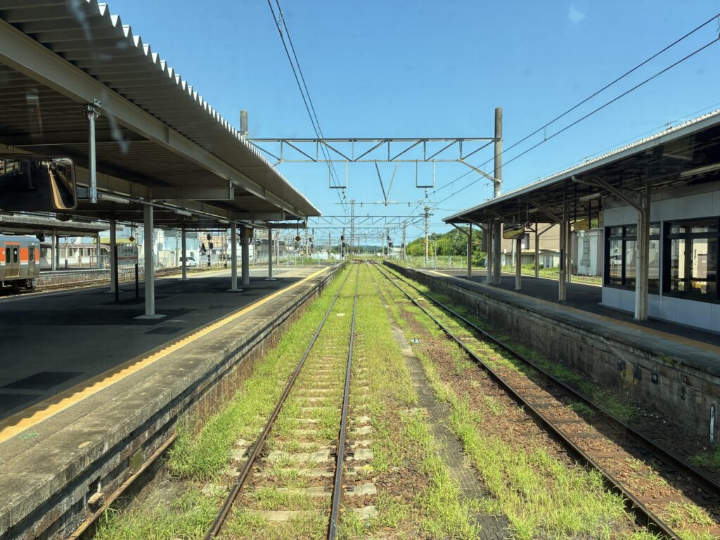 亀山駅ホームと関西本線