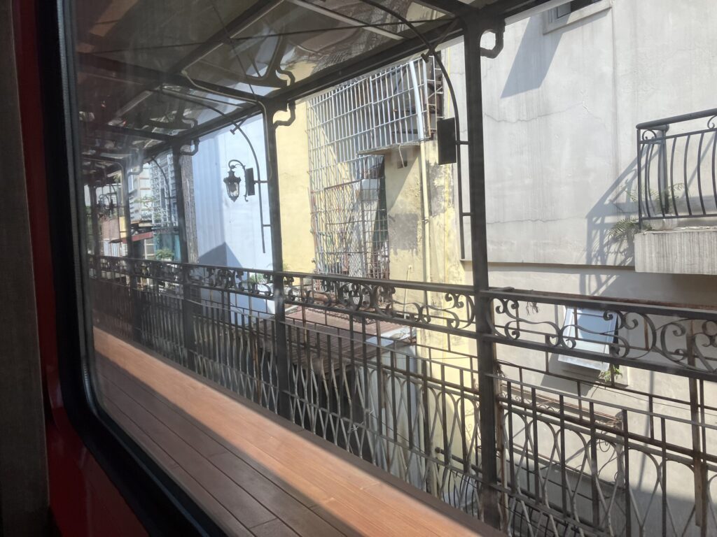 高架にあるロンビエン駅のホーム
