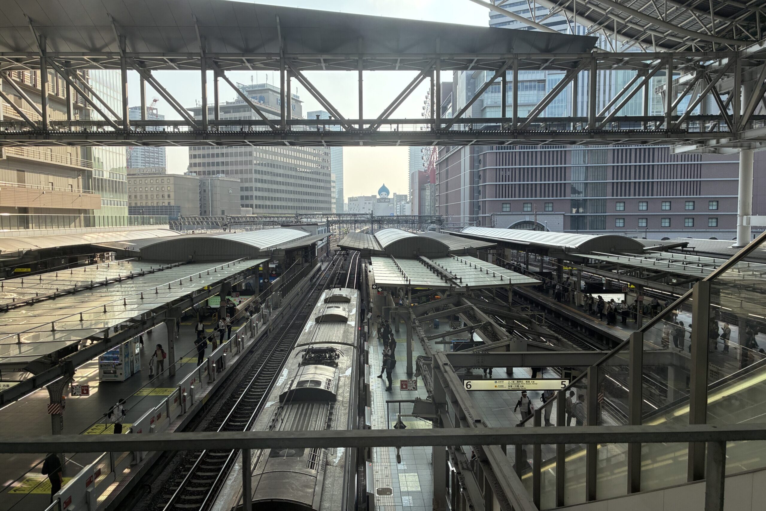 大阪駅ホームを上から見た様子