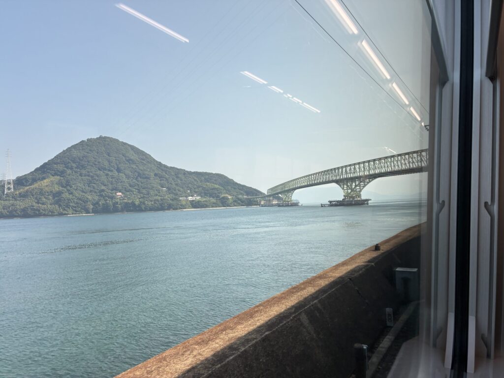 山陽本線車窓から見た瀬戸内海と島へ続く橋