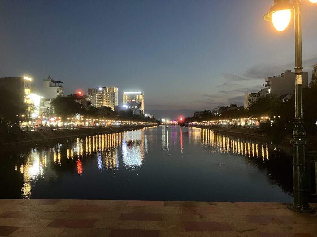 ハイフォンのTam Bạc運河の夜景