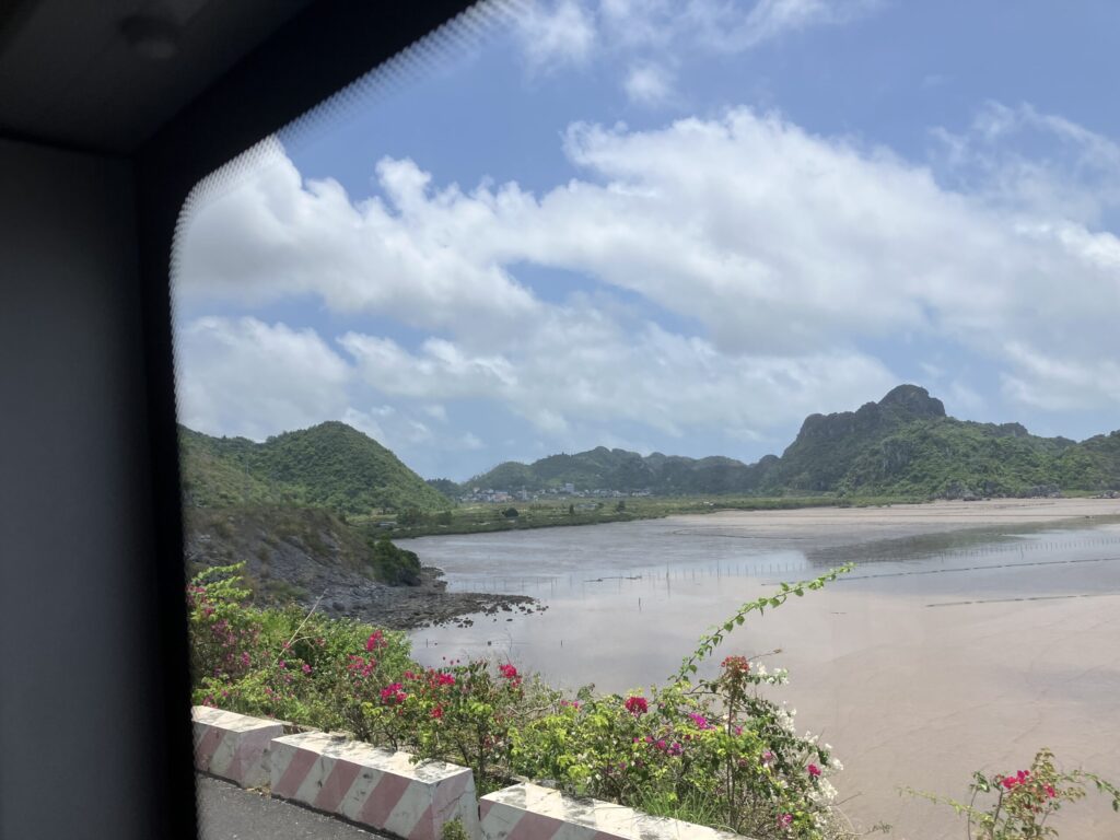 カットバ島の電気バス車窓から見た海と山の景色